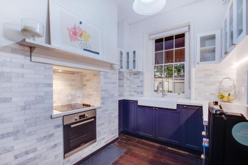 
A kitchen or kitchenette at Iconic Fremantle Terrace
