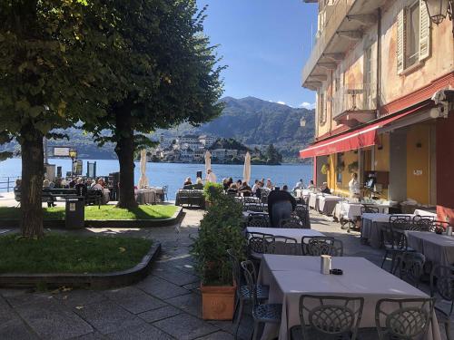 Veitingastaður eða matsölustaður á Appartamento vacanze al lago Orta San Giulio