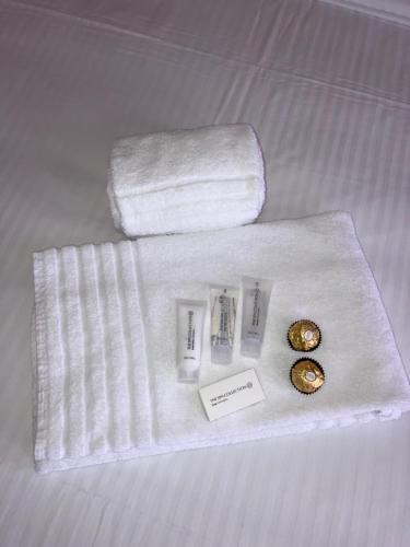 un asciugamano bianco con due ciambelle su un letto di De Rantere a Oudenaarde