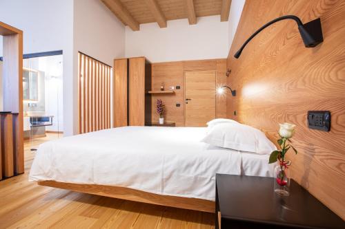 um quarto com uma cama branca e uma mesa preta em Villa Giade em Chiavenna