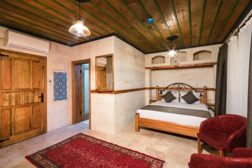 Un pat sau paturi într-o cameră la Sapphire Stone hotel