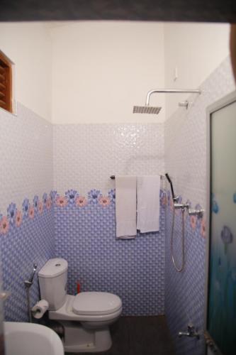 Ένα μπάνιο στο Guruge guest house