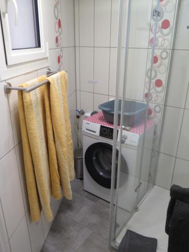 カップ・ダグドにあるAbbaye du Capの洗濯機と洗濯機付きのランドリールーム