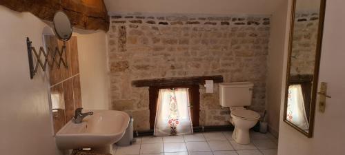 La salle de bains est pourvue d'un lavabo, de toilettes et d'une fenêtre. dans l'établissement Gites Chouette, à Bouin