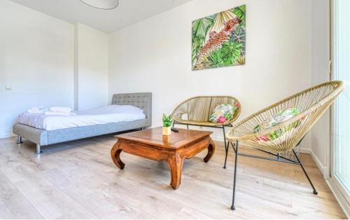 Cette chambre comprend un lit, deux chaises et une table. dans l'établissement Superbe studio lumineux sur Cannes avec terrasse ! à quelques minutes de la célèbre rue d'Antibes !, à Cannes