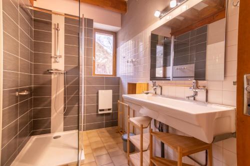 Ванна кімната в Les MARMOTTES pour 12 avec bain nordique privatif