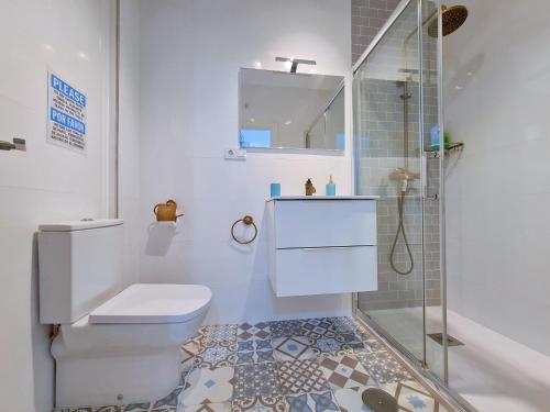 a bathroom with a toilet and a shower at Apartamentos Duque Cartagena in Cartagena