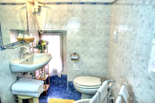 Kúpeľňa v ubytovaní Hotel Torcolo "Residenze del Cuore"
