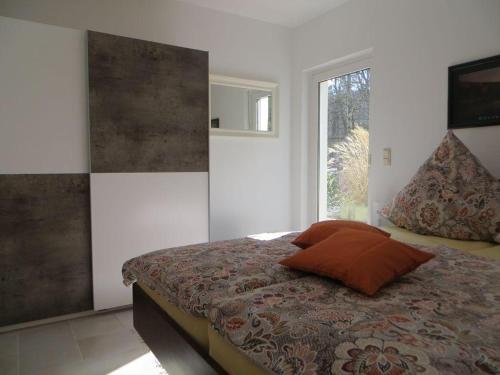 Ένα ή περισσότερα κρεβάτια σε δωμάτιο στο Weisses-Haus-am-Kurpark-Fewo-Gartenblick