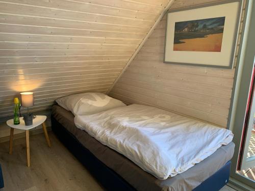 Een bed of bedden in een kamer bij Idylle Seepark - Haus mit Pool und Fasssauna