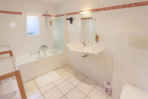 アプトにあるL'Aptois Hôtelのバスルーム(シンク、バスタブ、トイレ付)