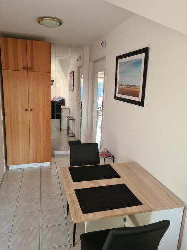 un salon avec une table et des chaises de salle à manger dans l'établissement Charmant studio proche de la mer, à Tourgéville