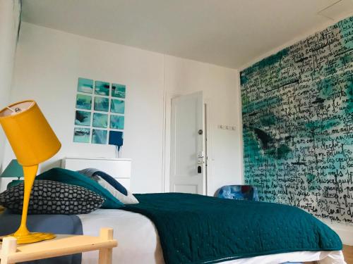 Ένα ή περισσότερα κρεβάτια σε δωμάτιο στο L'auberge Meilhannaise