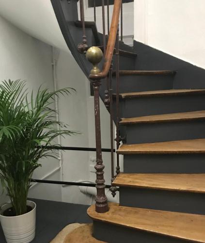 un escalier en colimaçon avec une installation dans l'établissement APPARTEMENT 4/6p Haut Standing / Centre ville CAEN, à Caen