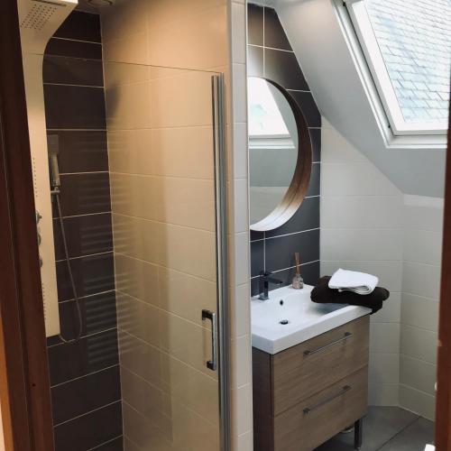 une salle de bain avec un lavabo et une douche avec un miroir dans l'établissement APPARTEMENT 4/6p Haut Standing / Centre ville CAEN, à Caen