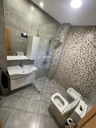 a bathroom with a toilet and a sink and a shower at Appartement Amir Nador Al Jadid Wifi Free in Nador