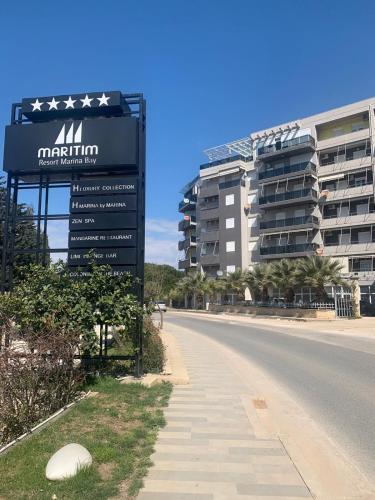 ein Schild an der Seite einer Straße vor einem Gebäude in der Unterkunft Apartament Orestiada in Vlorë