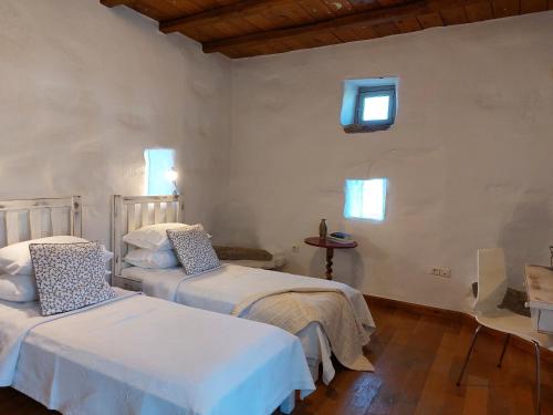 Tempat tidur dalam kamar di Paros Traditional Country House