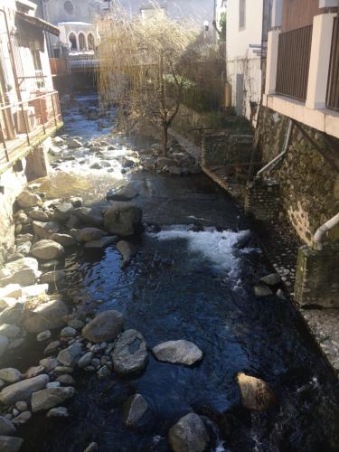 ein Wasserlauf mit Steinen in einer Gasse in der Unterkunft Résidence Maurice in Ax-les-Thermes