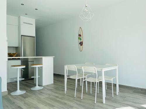 Precioso apartamento con vistas parciales, garaje y piscina