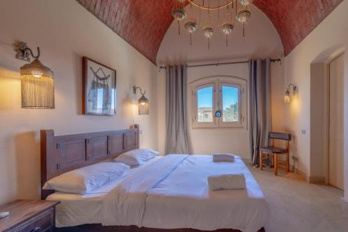 Krevet ili kreveti u jedinici u objektu Chic 3BR Villa West Golf with Pool, Lagoon View & Guest House