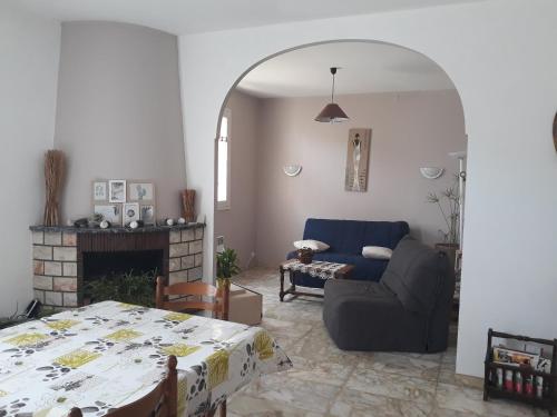 un salon avec un canapé et une table dans l'établissement Chez Fabienne Th, à Boussens