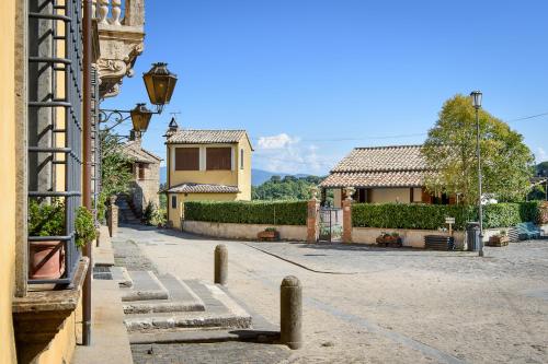 an empty street with a building and a house at Il Castello di San Michele in San Michele in Teverina