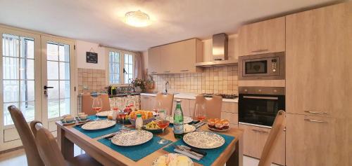 Кухня или мини-кухня в Tropea Pieno Centro Apartment
