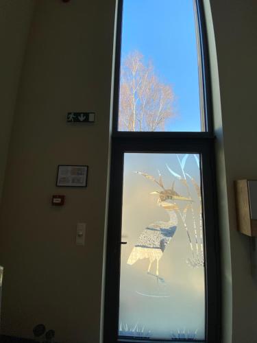 a window with a picture of a bird on it at Le Héron - Gîte de charme clôturé, accès à la rivière - 6 ou 10 personnes in Fauvillers