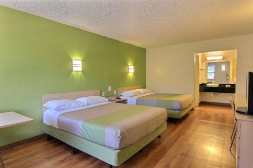 Säng eller sängar i ett rum på Motel 6 Austin, TX - Central Downtown UT