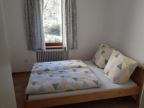 Tempat tidur dalam kamar di Ferienwohnung Schützenhaus