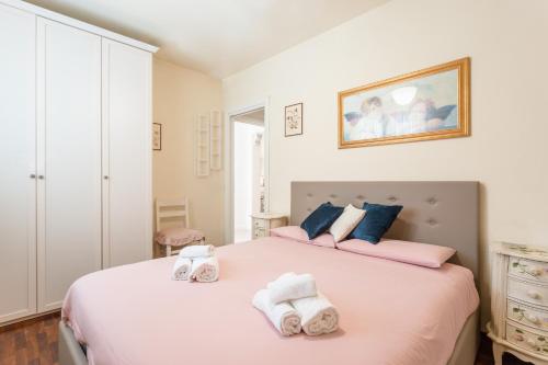 a bedroom with two towels on a bed at Elegante Villetta in Viareggio