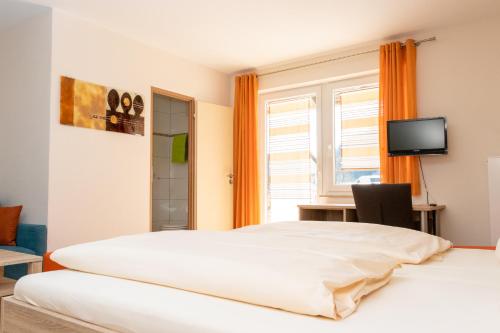 a bedroom with two beds and a window at Landgasthof Zum Wolfsberg in Dietfurt