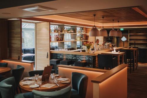 un restaurant avec des tables et des chaises ainsi qu'un bar dans l'établissement Hotel Graf Bentinck, à Dangast