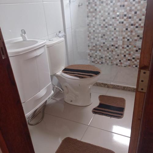 a bathroom with a toilet and a sink at Acomodação barata. in Campos dos Goytacazes