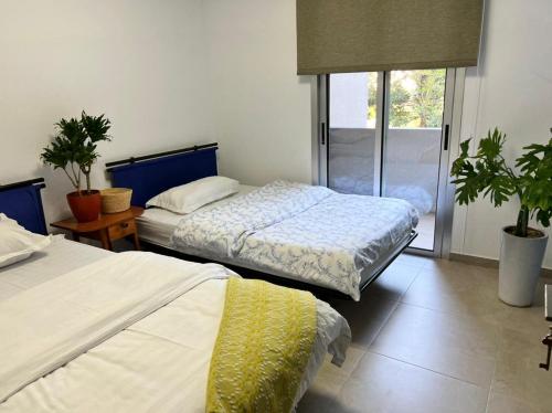 מיטה או מיטות בחדר ב-Panoramic Sea View 2 Bedroom Apartment