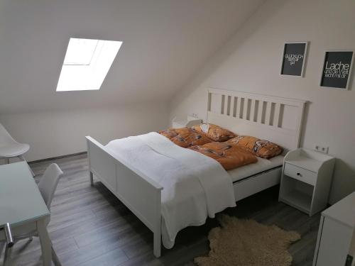 Un dormitorio con una cama blanca con almohadas. en Litti, en Worpswede