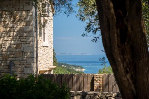 Blick auf das Meer von einem Holzzaun aus in der Unterkunft Villa Eleni in Gaios