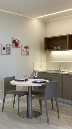 a kitchen with a table with two wine glasses on it at Cà dell'Orto Rooms & Apartments in Verona