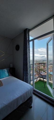sypialnia z łóżkiem i dużym oknem w obiekcie Quayside Condo near Airport w mieście Mactan