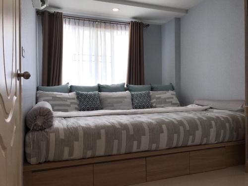 Ένα ή περισσότερα κρεβάτια σε δωμάτιο στο Energy Hua-Hin by Sam Bai Thao