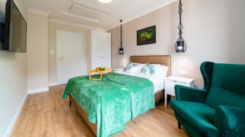 Ένα ή περισσότερα κρεβάτια σε δωμάτιο στο ROYAL GREEN Apartamenty Deptak
