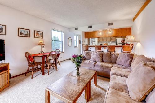 Hol lub bar w obiekcie One-Bedroom Mountainside Condo D107