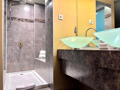 Ein Badezimmer in der Unterkunft Hotel L'Express
