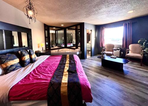 Hotel L'Express في لونغويل: غرفة نوم بسرير كبير مع بطانية وردية