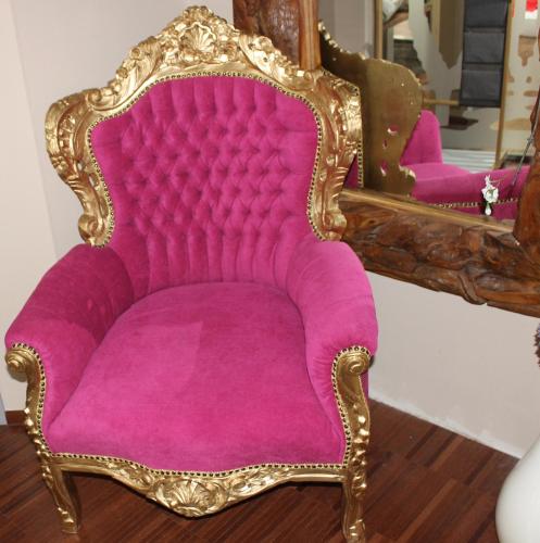 a pink chair in front of a mirror at Stadt & See Appartement Penthouse inkl MIC Card in Spittal an der Drau