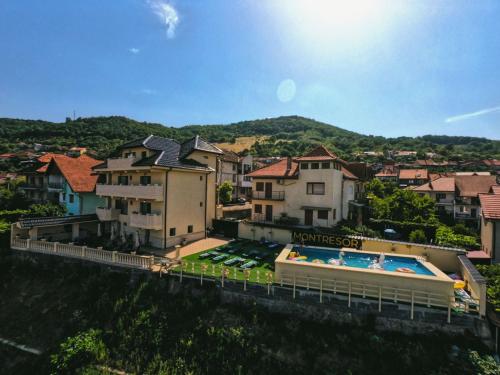 O vedere a piscinei de la sau din apropiere de Montresor Villa