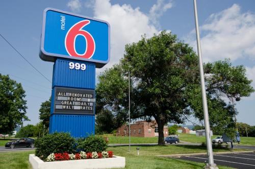 a sign for a gas station at Motel 6-Frederick, MD - Fort Detrick in Frederick