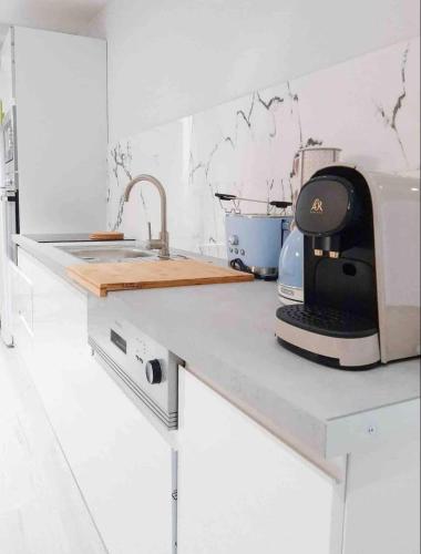 - un comptoir de cuisine avec un grille-pain et un mixeur dans l'établissement Le Nuits Saint Georges, à Nuits-Saint-Georges