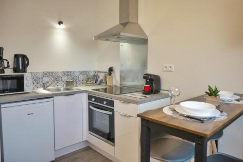 Il comprend une cuisine équipée d'un évier, d'une cuisinière et d'une table. dans l'établissement ❂ Les Logis de la Trémoille ❂ Cozy ❂ Netflix ❂, à Thouars